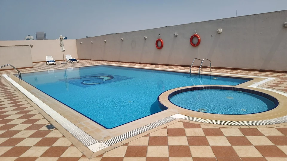 Client swimming pool with a curved adjoining pool